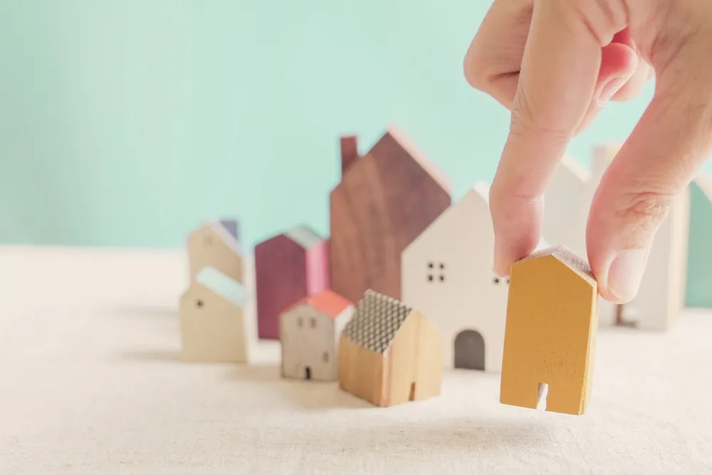 choice-of-mortgage-many-homes-wooden-houses-pick-choose-buyer-options-1.webp