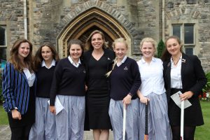 Kate Richardson-Walsh centre with Taunton School pupils