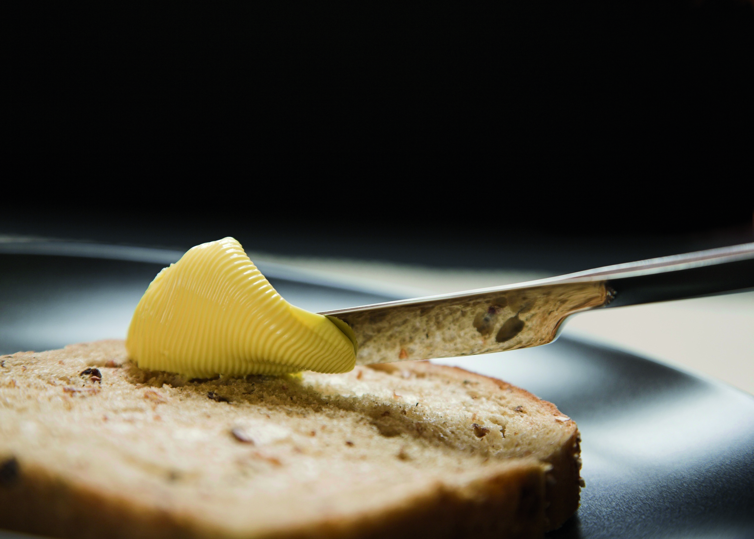 Хлеб с маслом польза. Масло сливочное. Сливочное масло на хлебе. Хлеб с маслом. Кусок масла.