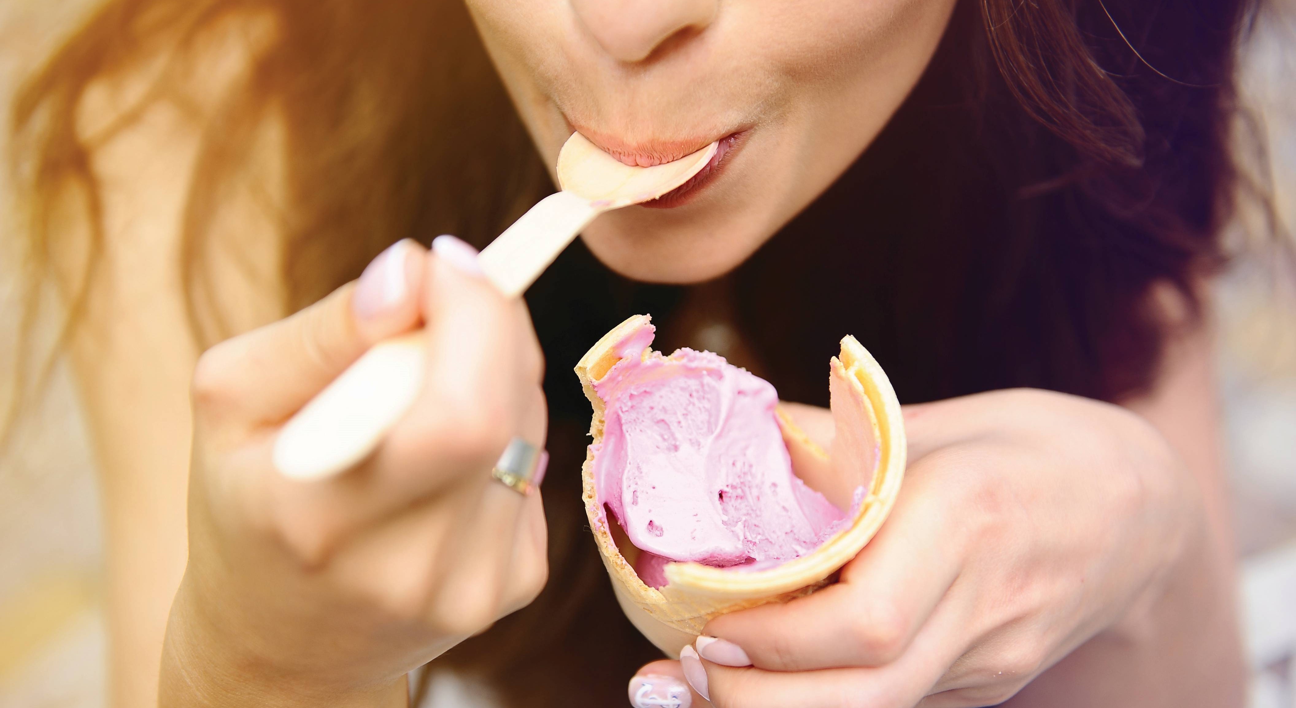 Сладостный организм. Кушать мороженое. Ест мороженое. Девушка ест мороженое. Девушка кушает мороженое.