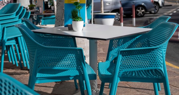 Tables-outside-a-store.jpg