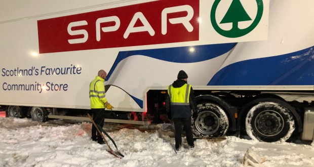 Spar-Scotland-staff-battle-the-snow.jpg